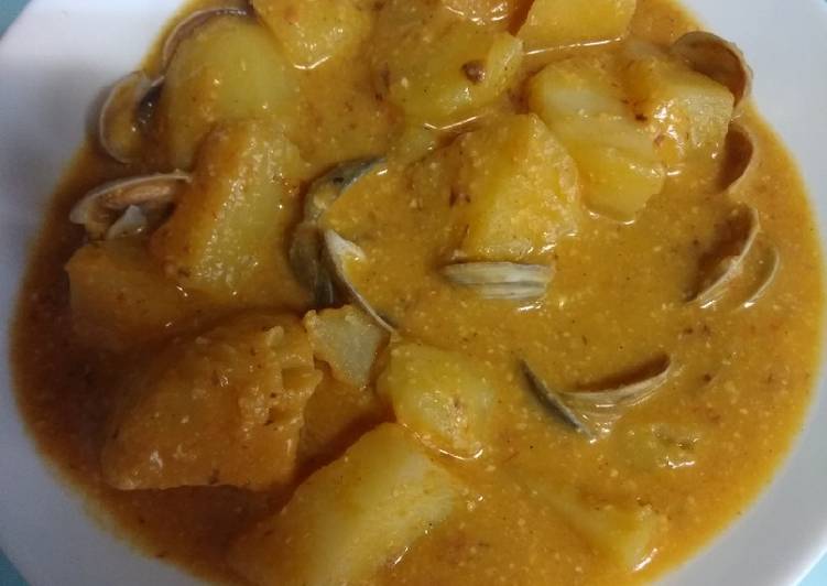 Cazuela de patatas con almejas y almendras