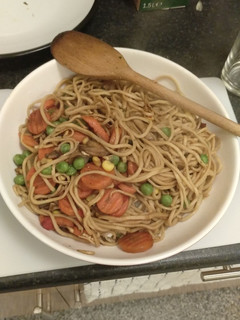 Una foto de Fideos con veggies a mi estilo