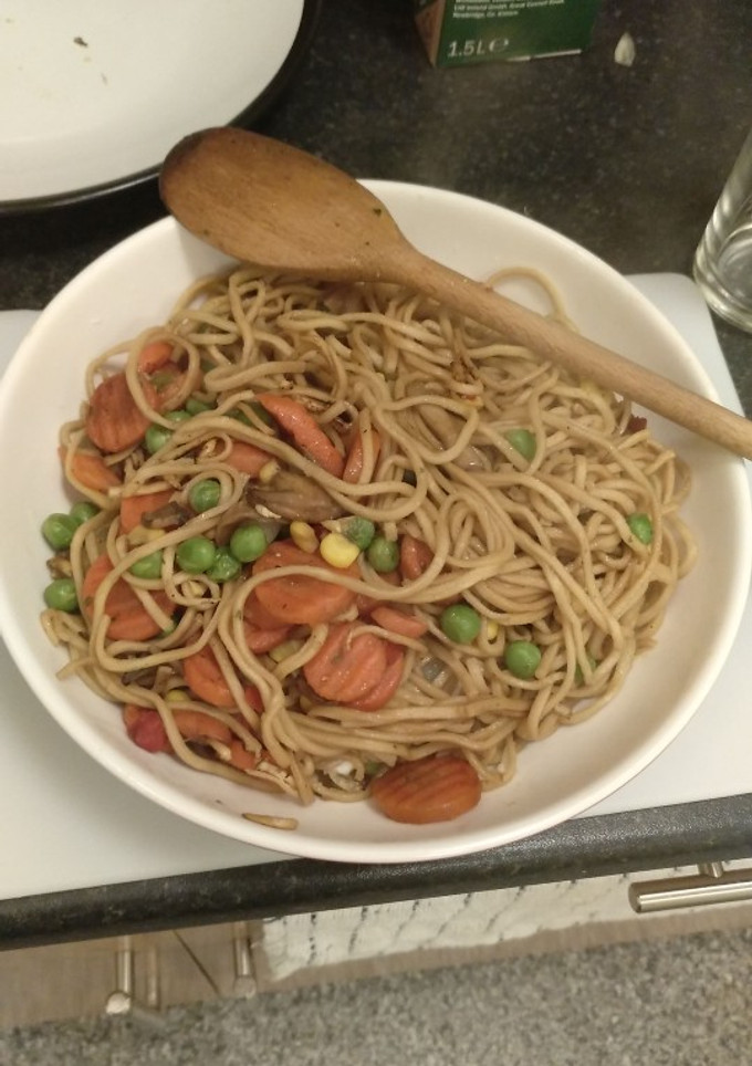 Una foto de Fideos con veggies a mi estilo