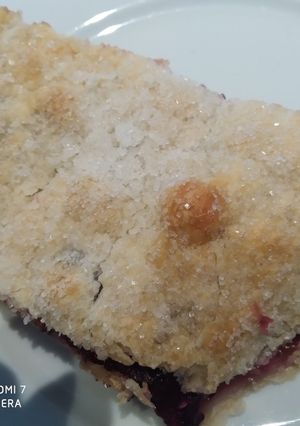 Una foto de Empanada de manzana y arándanos azules