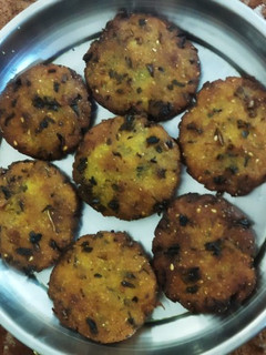 લીલા લસણ ના વડા (Lila Lasan Vada Recipe In Gujarati) રેસીપી મુખ્ય ફોટો