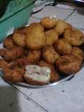 Bombas de papas rellenas con queso y salchichas de Viena