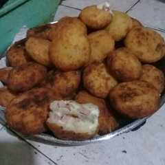 A picture of Bombas de papas rellenas con queso y salchichas de Viena.