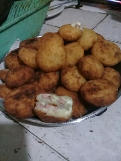 Una foto de Bombas de papas rellenas con queso y salchichas de Viena