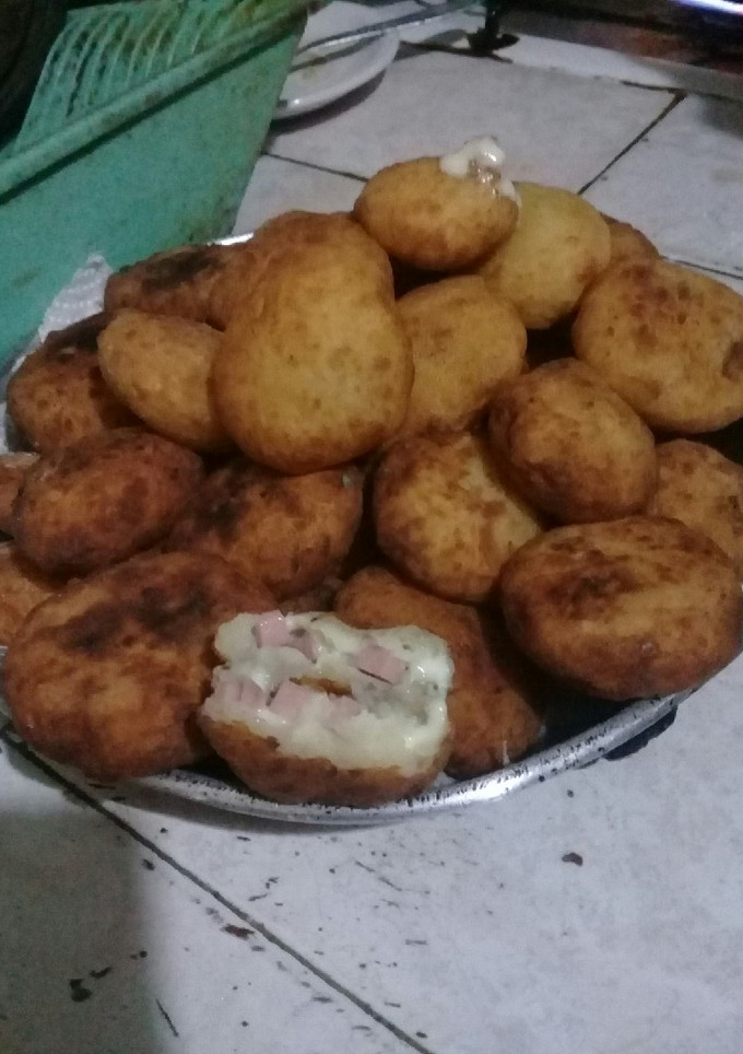 Una foto de Bombas de papas rellenas con queso y salchichas de Viena
