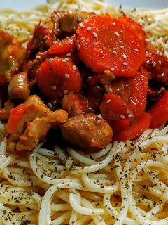 Una foto de GULASH De Pollo,🍝sobre Espaguettis...!