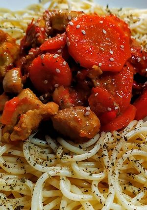 Una foto de GULASH De Pollo,🍝sobre Espaguettis...!