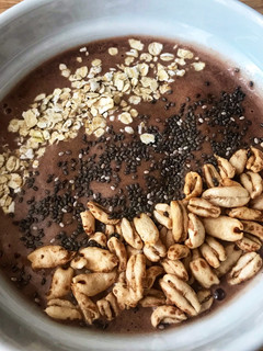Una foto de Bowl smoothie plátano, cacao y crema de cacahuete 🥜🍌🍫