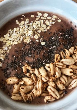 Una foto de Bowl smoothie plátano, cacao y crema de cacahuete 🥜🍌🍫