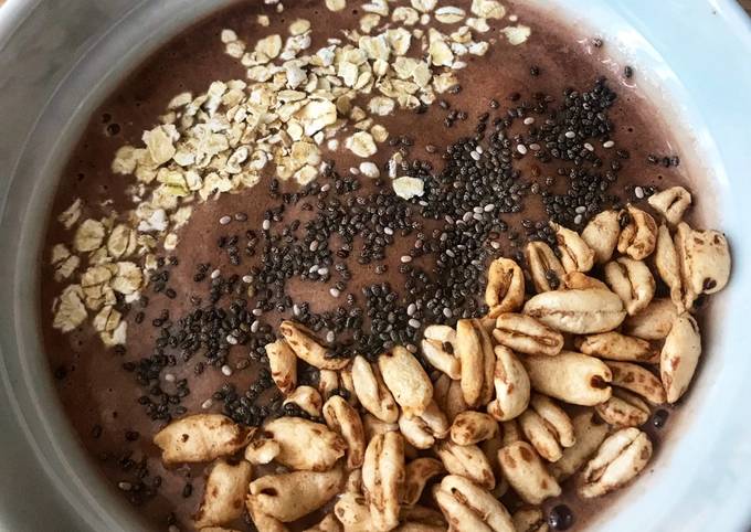 Foto principal de Bowl smoothie plátano, cacao y crema de cacahuete 🥜🍌🍫