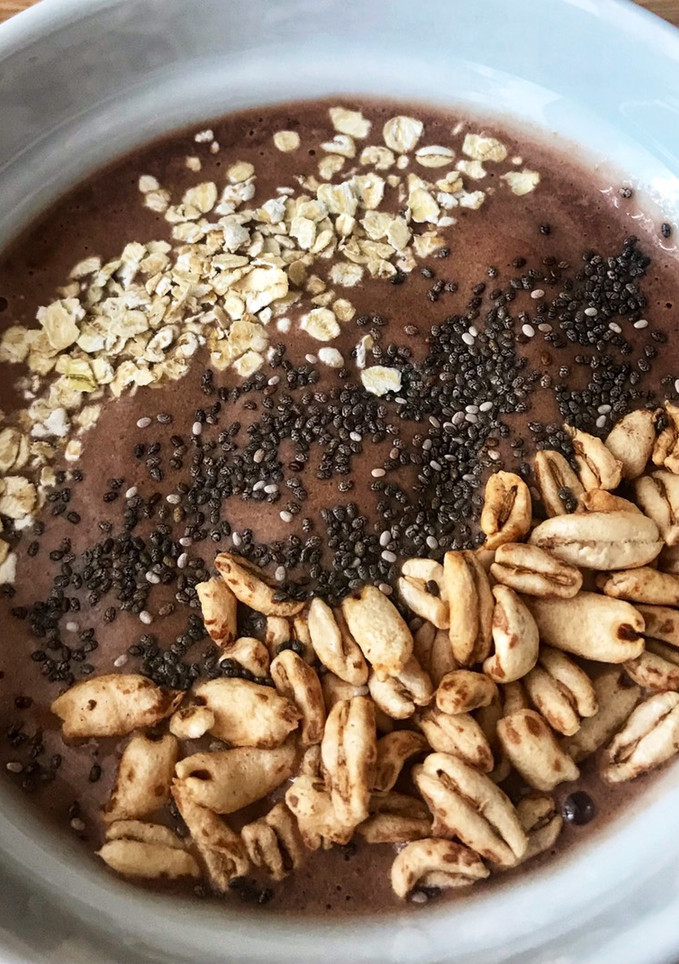 Una foto de Bowl smoothie plátano, cacao y crema de cacahuete 🥜🍌🍫