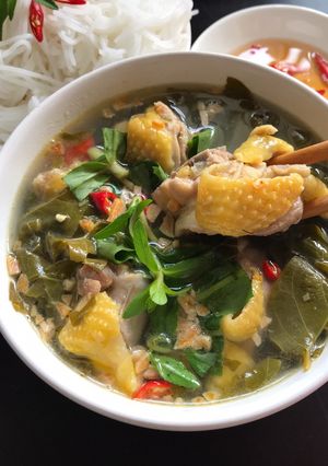 Hình của món Gà nấu lá giang.