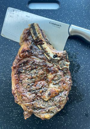 Una foto de Ribeye con romero y ajo