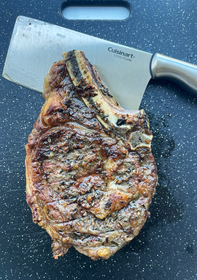 Una foto de Ribeye con romero y ajo