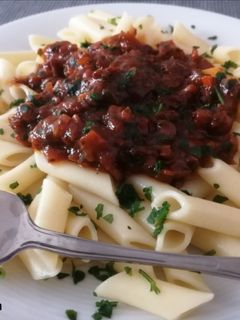 Una foto de Macarrones a la boloñesa express