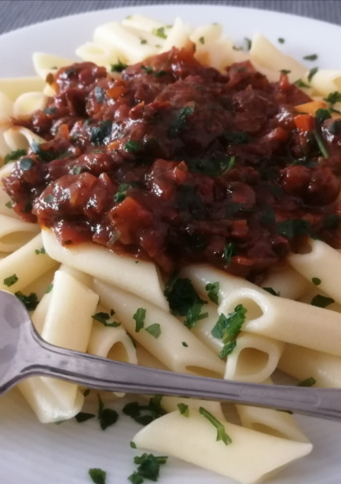 Una foto de Macarrones a la boloñesa express