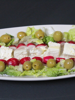 Una foto de Ensalada de queso fresco salado con rábanos