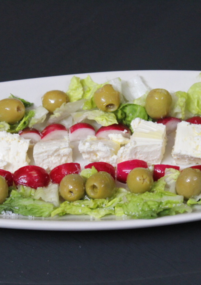 Una foto de Ensalada de queso fresco salado con rábanos