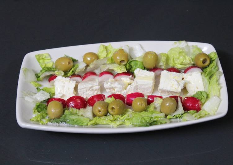 Ensalada de queso fresco salado con rábanos