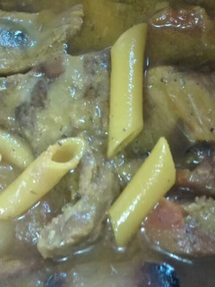 Una foto de 516 Guiso de costillas con macarrones