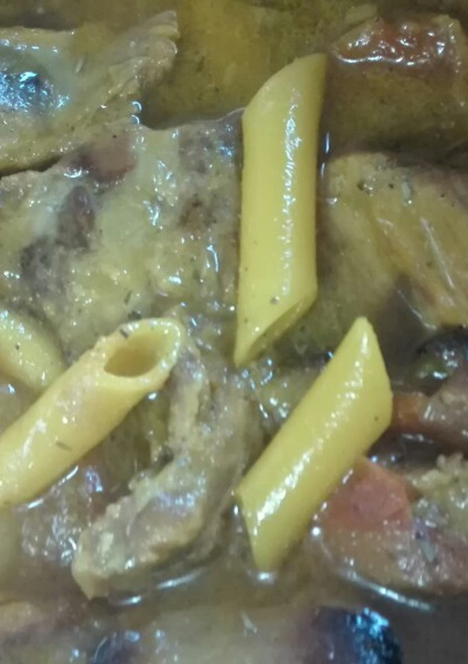 Una foto de 516 Guiso de costillas con macarrones