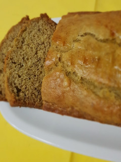 Una foto de Pan de plátano y yogurt griego