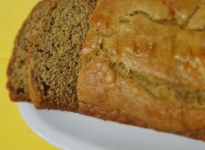 Una foto de Pan de plátano y yogurt griego