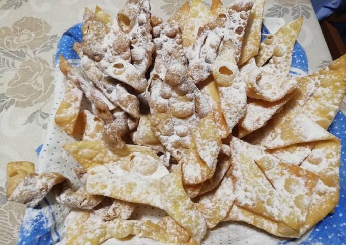 Chiacchiere classiche e al cioccolato