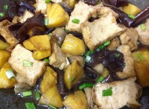 Hình của món Khóm (dứa) xào chay.