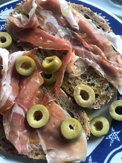 Una foto de Tostada con jamón