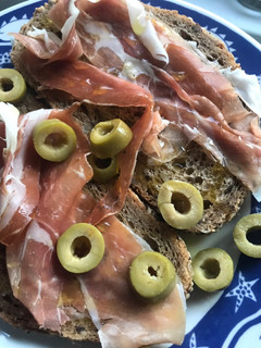 Una foto de Tostada con jamón