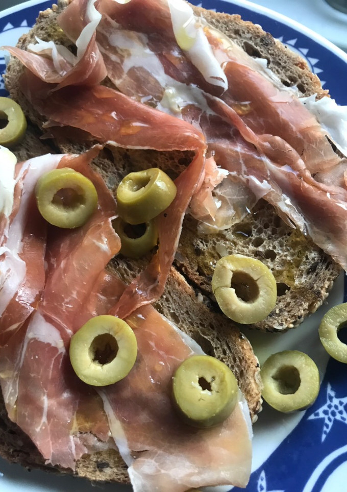 Una foto de Tostada con jamón