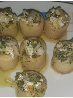 Una foto de Patatas del chef Sergi Arola con sepia a la plancha en salsa verde y huevo