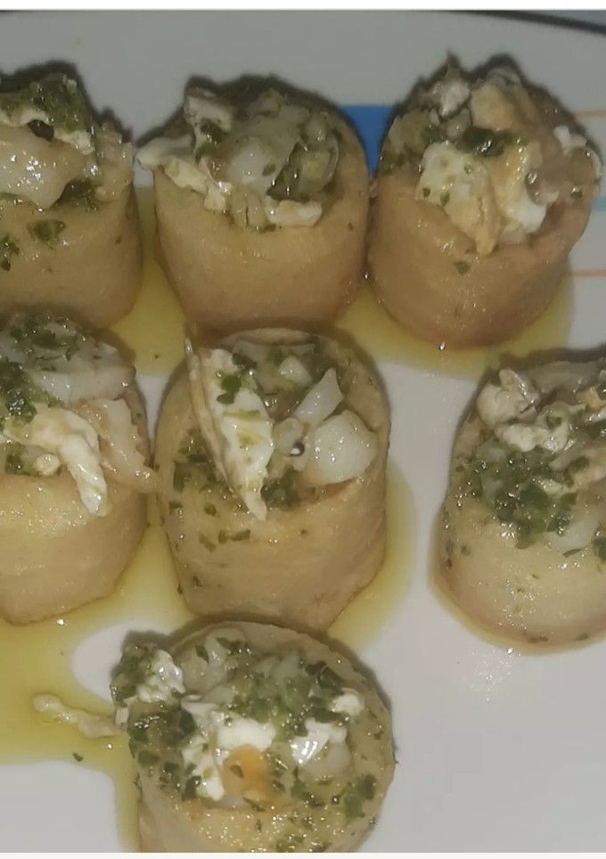 Una foto de Patatas del chef Sergi Arola con sepia a la plancha en salsa verde y  huevo