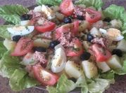 Una foto de ensalada de patata de verano