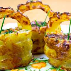 A picture of Cestas de patata con bacón y champiñones.