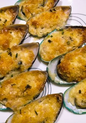 A picture of Baked mussels in the half-shell.