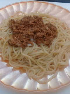 A picture of Spaghetti with tin fish.