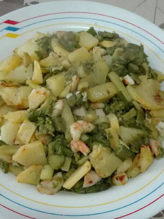 Una foto de Espárragos verdes con patatas al horno