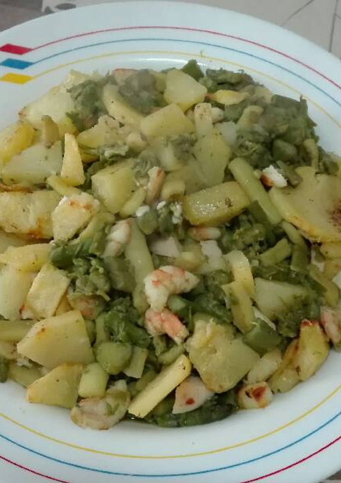 Una foto de Espárragos verdes con patatas al horno