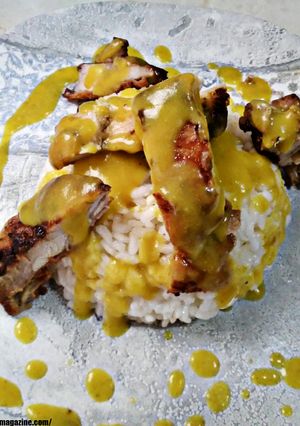 Una foto de Arroz blanco con pollo especiado y salsa de curry