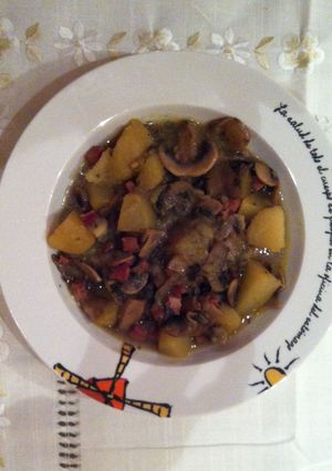 Foto principal de Champiñones guisados con patatas
