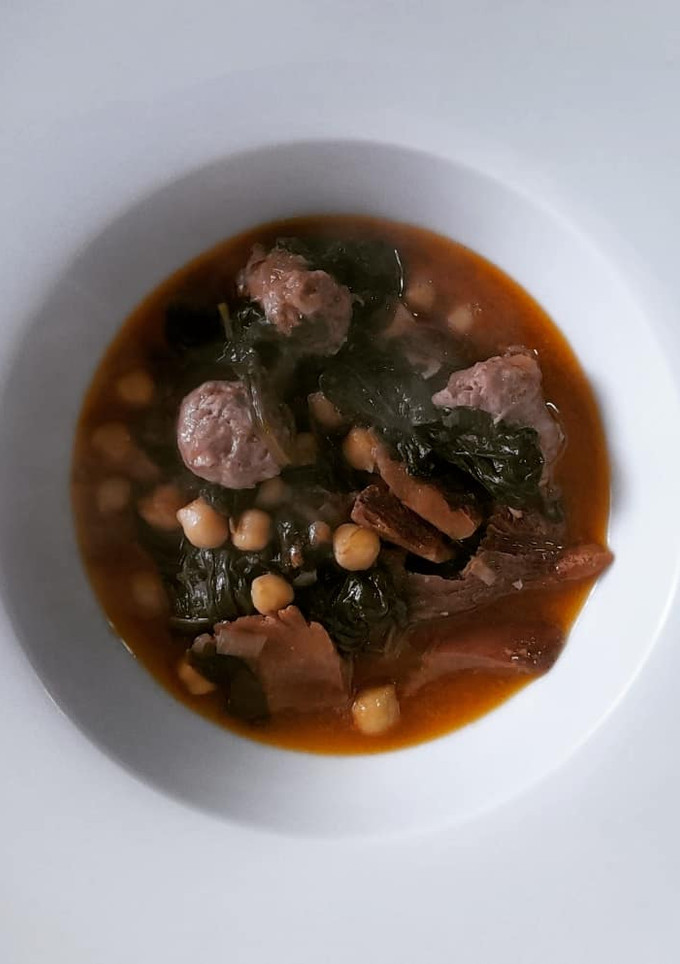 Una foto de Garbanzos estofados con butifarra, espinacas y rovellons