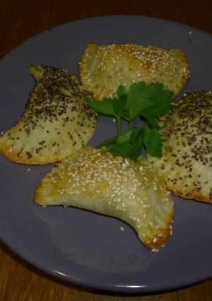 Una foto de Empanadas de carne y pollo Riquísimas :D