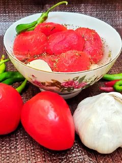 عکسی از دستور ترشی گوجهفرنگی