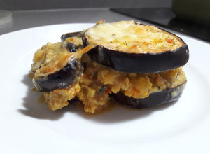 Una foto de Moussaka ligera con soja texturizada y leche de coco al curry