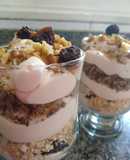 Yogurth griego armado en vasos