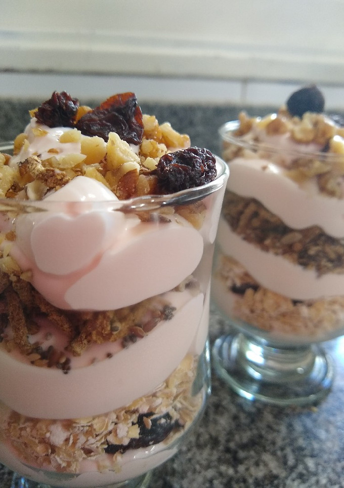 Una foto de Yogurth griego armado en vasos