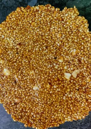तिल की चिक्की (til ki chikki recipe in Hindi) रेसिपी मुख्य फोटो