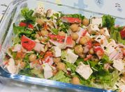 Una foto de ensalada de repollo con yogurt